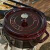 Nồi gang 24cm màu mận chín Staub Round Cocotte Grenadine 40509-357-0
